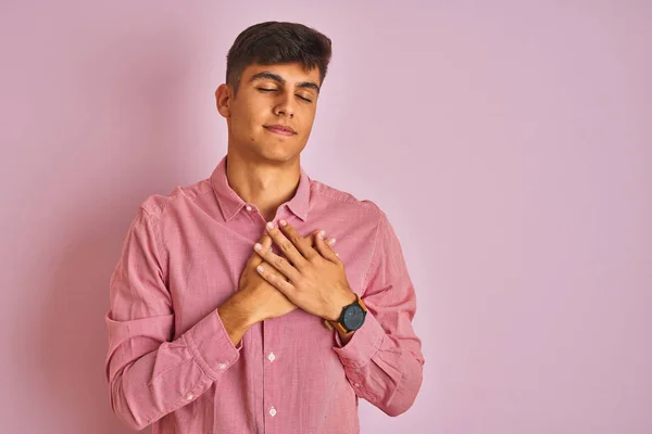 Ung Indisk Man Klädd Elegant Skjorta Stående Över Isolerad Rosa — Stockfoto