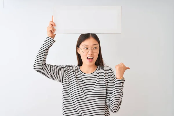 Jonge Chinese Vrouw Dragen Glazen Houden Banner Geïsoleerde Witte Achtergrond — Stockfoto