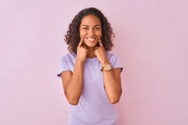 Ung Brasiliansk Kvinna Klädd Shirt Stående Över Isolerad Rosa Bakgrund — Stockfoto