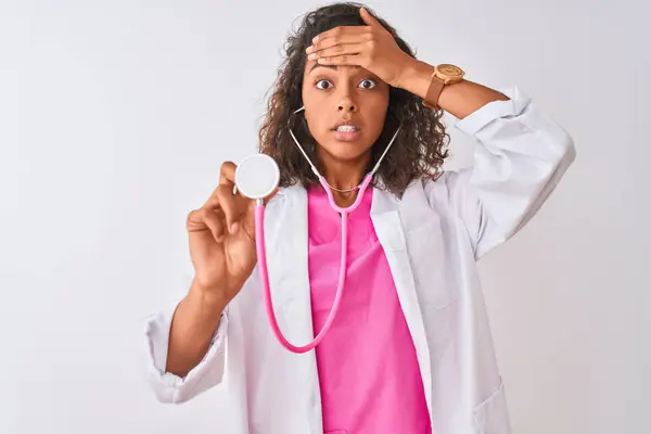 Junge Brasilianische Ärztin Mit Stethoskop Vor Isoliertem Weißen Hintergrund Gestresst — Stockfoto