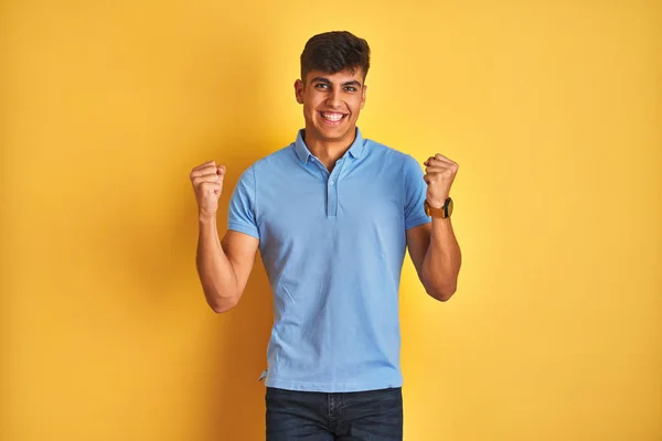 Hombre Joven Indio Con Polo Azul Pie Sobre Fondo Amarillo — Foto de Stock