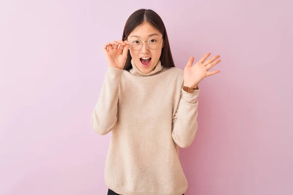 Giovane Donna Cinese Indossa Maglione Dolcevita Occhiali Sfondo Rosa Isolato — Foto Stock