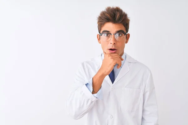Genç Yakışıklı Sciencist Adam Izole Beyaz Arka Plan Üzerinde Gözlük — Stok fotoğraf