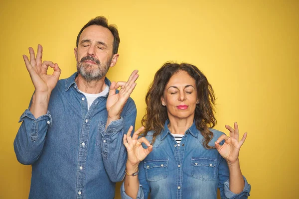 Belo Casal Meia Idade Juntos Sobre Fundo Amarelo Isolado Relaxado — Fotografia de Stock