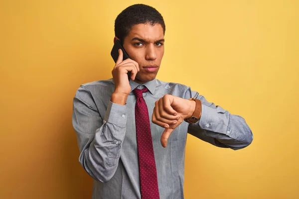 Joven Hombre Negocios Árabe Guapo Hablando Teléfono Inteligente Sobre Fondo —  Fotos de Stock