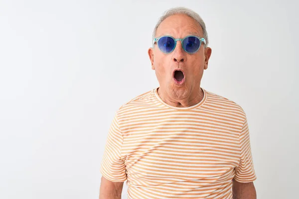 Μεγαλύτερος Γκριζομάλλης Άντρας Φορώντας Ριγέ Μπλουζάκι Και Γυαλιά Ηλίου Πάνω — Φωτογραφία Αρχείου