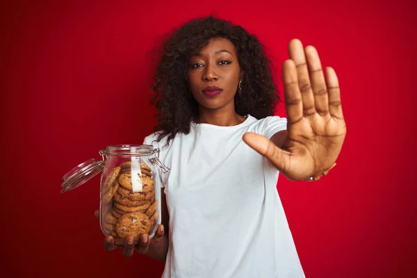 Fiatal Afroamerikai Gazdaság Jar Cookie Kat Mint Elszigetelt Vörös Háttér — Stock Fotó