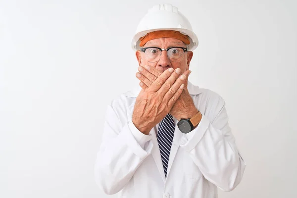 Senior Grauhaarige Ingenieur Mann Mit Mantel Und Helm Über Isolierten — Stockfoto