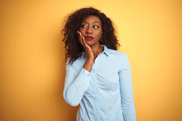 African American Businesswoman Wearing Elegant Shirt Isolated Yellow Background Thinking — Stock Photo, Image