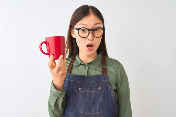 Mujer Barista China Con Anteojos Delantal Bebiendo Café Sobre Fondo — Foto de Stock