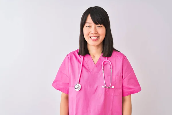 年轻美丽的中国护士妇女穿着听诊器在孤立的白色背景与快乐和凉爽的微笑在脸上 幸运的人 — 图库照片