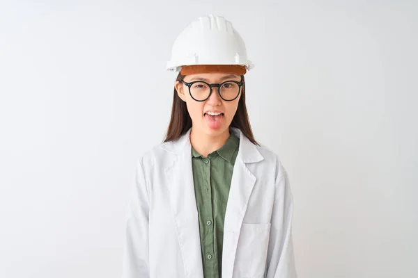 Νέοι Κινέζοι Μηχανικός Φορώντας Γυαλιά Παλτό Κράνος Πάνω Από Απομονωμένο — Φωτογραφία Αρχείου