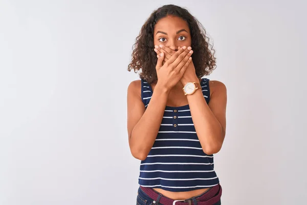 Jonge Braziliaanse Vrouw Dragen Gestreepte Shirt Staande Geïsoleerde Witte Achtergrond — Stockfoto