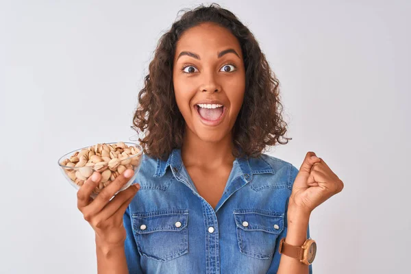 Mujer Brasileña Joven Sosteniendo Tazón Con Pistachos Pie Sobre Fondo — Foto de Stock