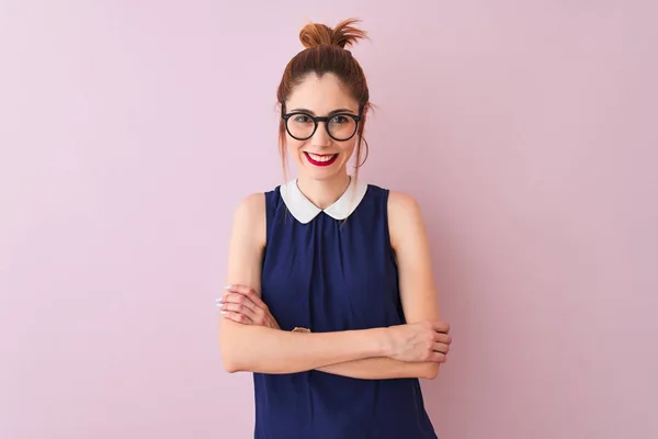 Mujer Pelirroja Con Coleta Con Vestido Elegante Gafas Sobre Fondo —  Fotos de Stock