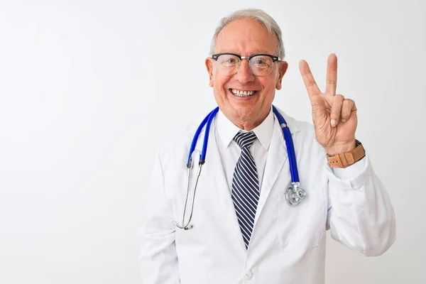 Medico Anziano Dai Capelli Grigi Che Indossa Uno Stetoscopio Piedi — Foto Stock