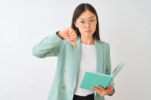 Jonge Chinese Student Vrouw Dragen Van Glazen Lezen Boek Geïsoleerde — Stockfoto