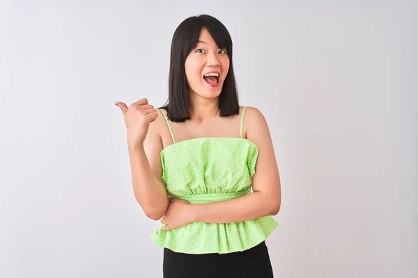 Jonge Mooie Chinese Vrouw Dragen Groen Shirt Geïsoleerde Witte Achtergrond — Stockfoto