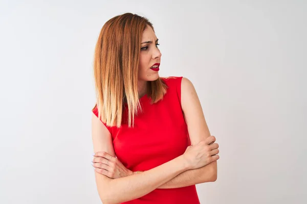 Pelirroja Mujer Negocios Con Elegante Vestido Rojo Pie Sobre Fondo —  Fotos de Stock