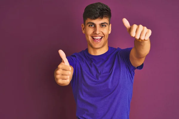 Homem Indiano Jovem Vestindo Camiseta Sobre Fundo Roxo Isolado Aprovando — Fotografia de Stock