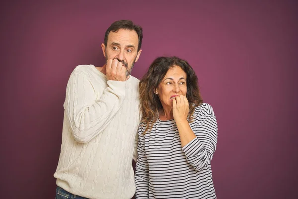 아름다운 부부는 보라색 스웨터를 손톱에 스트레스를 긴장합니다 — 스톡 사진