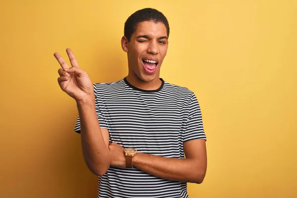 Homem Árabe Bonito Jovem Vestindo Camisa Listrada Marinha Sobre Fundo — Fotografia de Stock