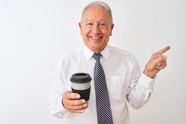 Senior Grauhaarige Geschäftsmann Trinken Take Away Kaffee Über Isolierten Weißen — Stockfoto