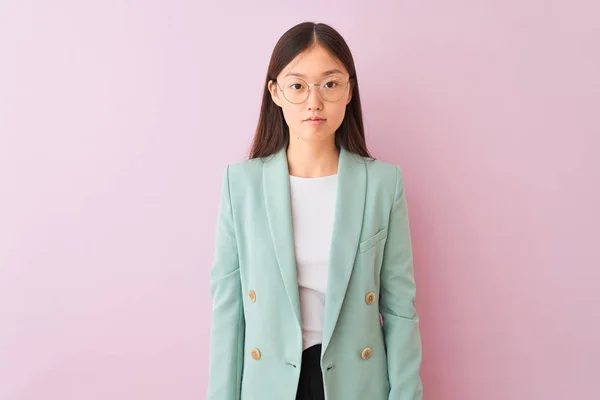 Νέα Κινεζική Επιχειρηματίας Φορώντας Μπουφάν Και Γυαλιά Πάνω Από Απομονωμένο — Φωτογραφία Αρχείου