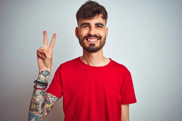 Mladý Muž Tetováním Rudém Tričku Který Stojí Izolované Bílé Pozadí — Stock fotografie