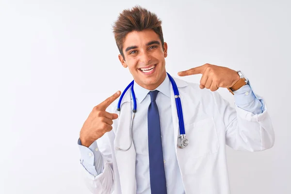 Jeune Beau Médecin Homme Portant Stéthoscope Sur Fond Blanc Isolé — Photo