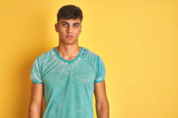 Homem Indiano Jovem Vestindo Camiseta Verde Sobre Fundo Amarelo Isolado — Fotografia de Stock