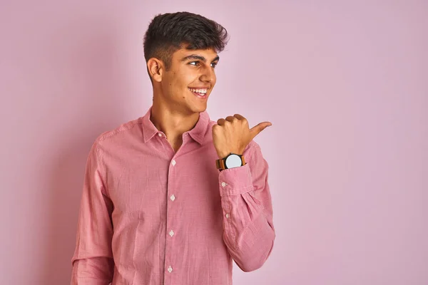 우아한 셔츠를 분홍색 행복한 손가락으로 측면을 가리키는 — 스톡 사진