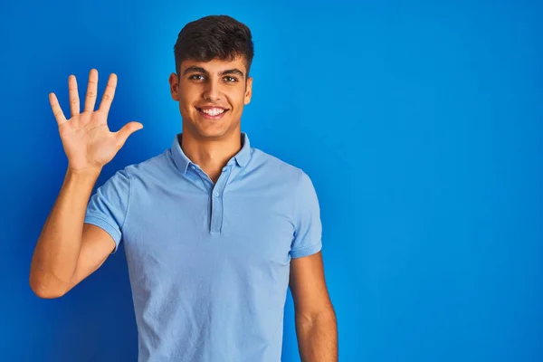 Homem Indiano Jovem Vestindo Pólo Casual Sobre Fundo Azul Isolado — Fotografia de Stock