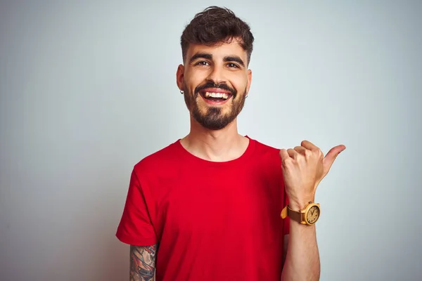 Junger Mann Mit Tätowierung Trägt Rotes Shirt Vor Isoliertem Weißem — Stockfoto