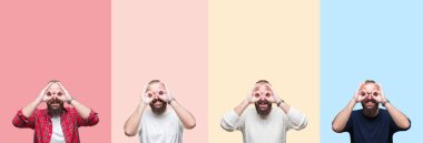 Renkli çizgili izole arka plan üzerinde sakal ile genç adam kolaj dil yapışan dürbün gibi ok jest yapıyor, gözleri parmaklarla bakıyor. Çılgın ifade.