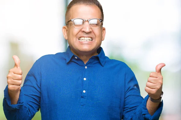 Medelåldern Arabiska Mannen Bär Glasögon Över Isolerade Bakgrund Framgång Tecken — Stockfoto