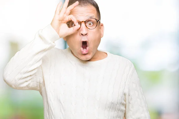 Мужчина Средних Лет Очках Изолированном Фоне Делает Нормальный Жест Шокированный — стоковое фото