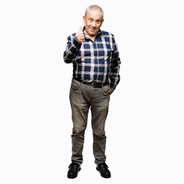 Rahat gömlek giyen yakışıklı kıdemli adam el ile jest kadar mutlu başparmak yapıyor. Başarı göstererek kameraya bakarak ifadeyi onaylama.