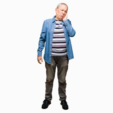 Kot ceket giyen yakışıklı kıdemli adam yorgun bakıyor ve çapraz silah ile depresyon sorunları ile sıkılmış düşünme.