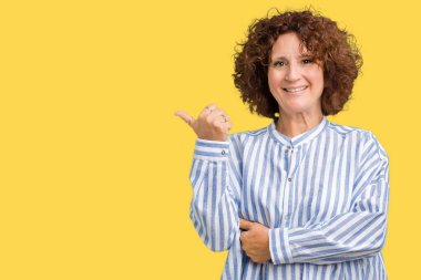 Seyir ve başparmak yanında yukarıyı mutlu yüz ile gülümseyen izole arka plan üzerinde Donanma forması giyen güzel orta ager üst düzey kadın.