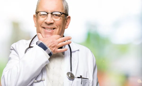 Gutaussehender Oberarzt Medizinischem Mantel Der Mit Verschränkten Armen Und Erhobener — Stockfoto