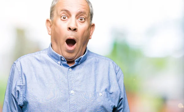 Bonito Homem Negócios Sênior Vestindo Camisa Elegante Com Medo Chocado — Fotografia de Stock