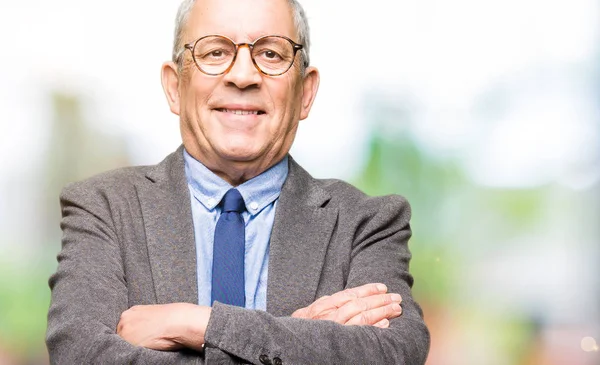 Ein Gutaussehender Älterer Geschäftsmann Mit Brille Und Krawatte Lächelt Mit — Stockfoto