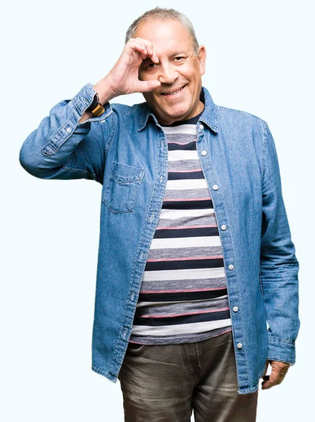 Gülümseyen, parmakları ile mutlu yüz üzerinden seyir göz el ile ok jest yapıyor Kot ceket giymiş yakışıklı komuta sizde.