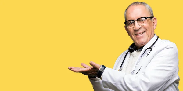 Stilig Senior Doctor Man Bär Medical Coat Pekar Sidan Med — Stockfoto