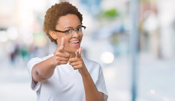 Vackra Unga Afroamerikanska Kvinnan Bär Glasögon Över Isolerade Bakgrund Pekande — Stockfoto