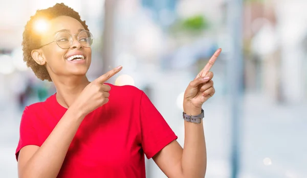 Hermosa Joven Afroamericana Con Gafas Sobre Fondo Aislado Sonriendo Mirando —  Fotos de Stock