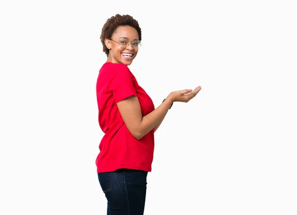 Linda Jovem Afro Americana Vestindo Óculos Sobre Fundo Isolado Apontando — Fotografia de Stock