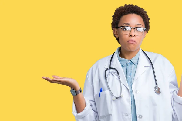 Fiatal Afroamerikai Orvos Nőt Visel Orvosi Kabát Alatt Elszigetelt Háttér — Stock Fotó