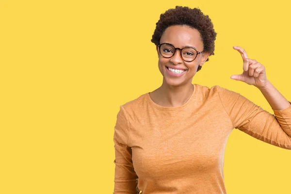 Mladá Krásná Africká Americká Žena Nosí Brýle Usmívá Izolovaná Pozadí — Stock fotografie